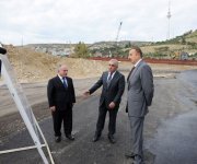 İlham Əliyev Bakı-Ələt avtomobil yolunun 2-4-cü kilometrliyində həyata keçirilən inşaat işlərinin gedişi ilə tanış olub(FOTO)